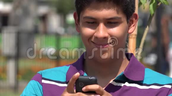 男性青少年用手机发短信视频的预览图