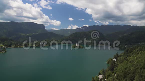 岛上有朝圣教堂周围环绕着湖泊和阿尔卑斯山视频的预览图