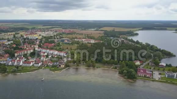 在穆里茨湖的瓦伦镇的鸟瞰图视频的预览图