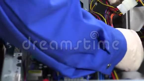 技师将电源电缆引脚与电脑主板断开并拆下RAM视频的预览图