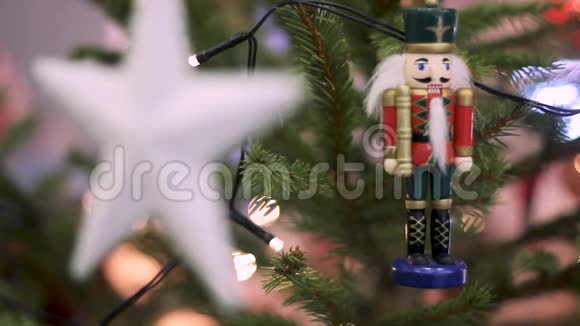 胡桃夹子士兵在一棵背景模糊的圣诞树上圣诞树与离焦模糊灯波克视频的预览图