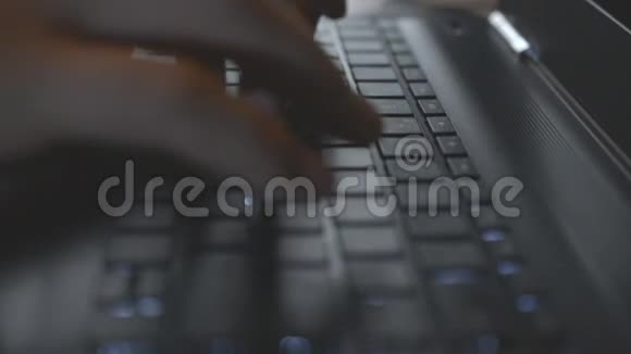 手在键盘上打字慢动作阴影视频的预览图