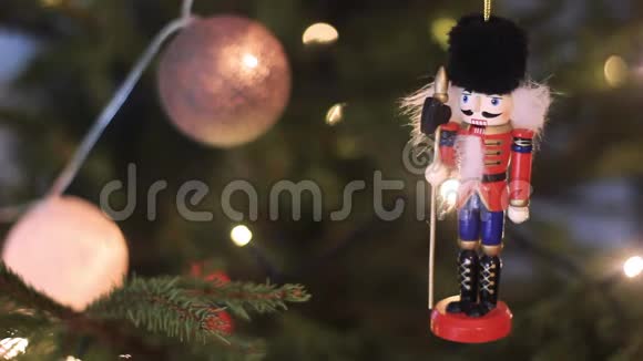 胡桃夹子士兵在一棵背景模糊的圣诞树上圣诞树与离焦模糊灯波克视频的预览图