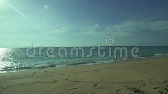 在海边沙滩上奔跑的女孩视频的预览图