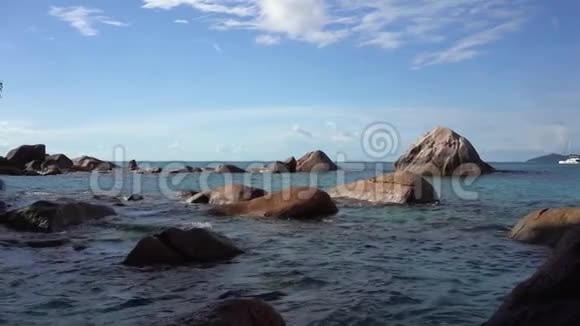 塞舌尔普拉斯林岛令人叹为观止的印度洋岛屿自然景观洛基海岸热带视频的预览图