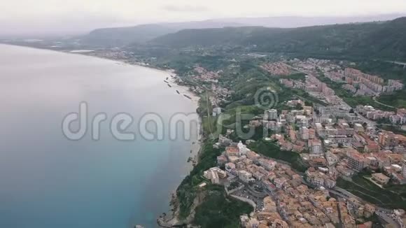 从空中观看比佐在无人机上拍摄视频一架无人机飞越Pizzo俯瞰海湾码头和老城视频的预览图