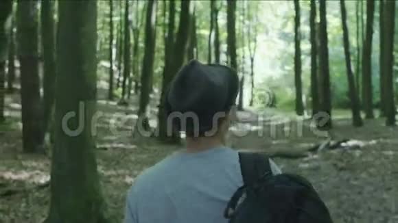 在树林里散步的年轻人视频的预览图