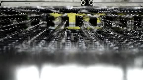 这台机器是为一块弹簧做的矫形床垫视频的预览图