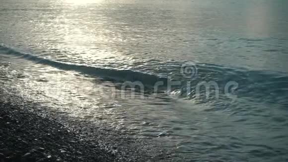海滩上的慢运动水波240fpsfhd视频的预览图