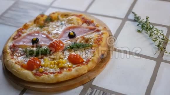 桌子上的披萨桌子上的食物沙拉披萨视频的预览图