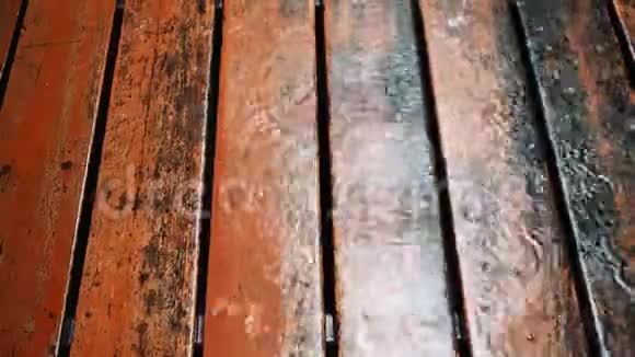 雨水落在肮脏的红木地板上视频的预览图