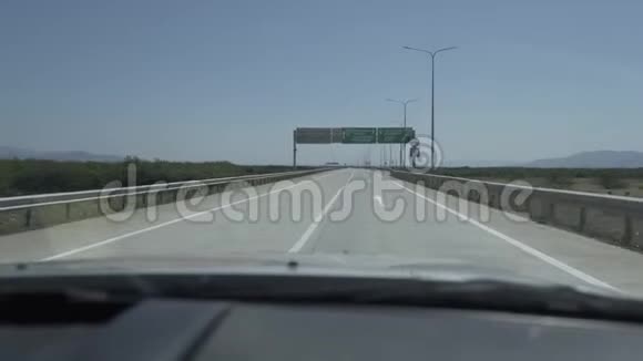 在佐治亚高加索夏季山区高速公路上开车视频的预览图