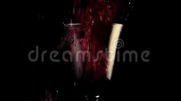 红酒落入漂亮的杯中视频的预览图