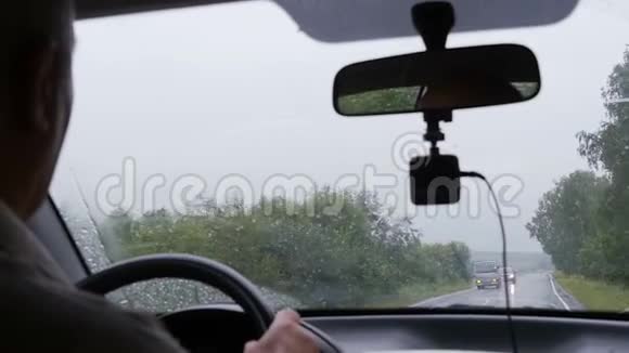 3男人开车经过马路视频的预览图
