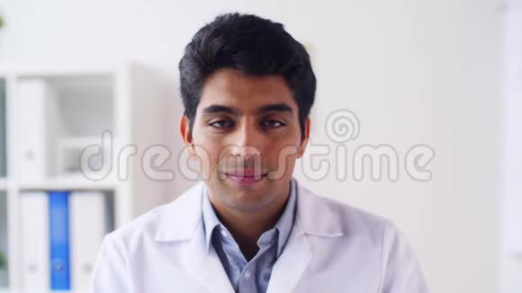 快乐微笑的年轻印度男医生画像视频的预览图