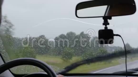 挡风玻璃雨刷擦拭汽车玻璃视频的预览图