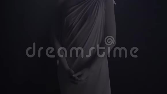 巨大灯光下的Themis人大理石雕像4k视频的预览图