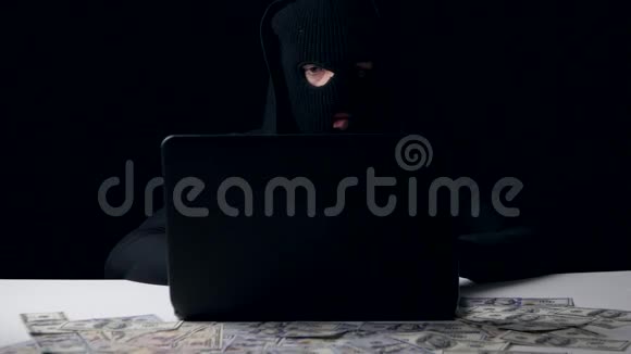 巴拉克拉瓦的黑客赚钱网络犯罪视频的预览图