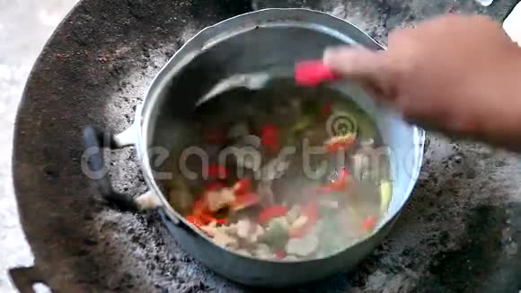 篝火上的泰国烹饪泰国民间美食视频的预览图