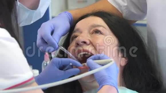 牙医为客户提供口腔灌溉视频的预览图