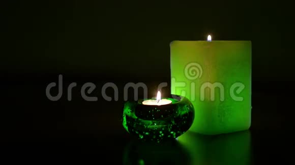 两支绿色蜡烛视频的预览图