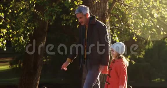 女孩和爸爸在户外散步视频的预览图
