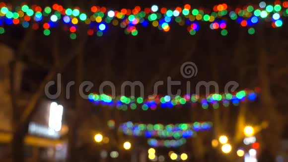 五颜六色的圣诞节和新年灯在街上视频的预览图