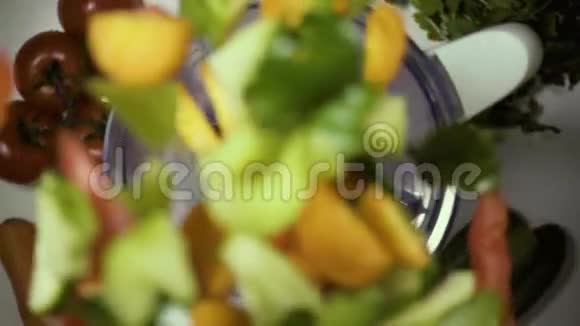 新鲜蔬菜掉进搅拌机里慢节奏视频的预览图