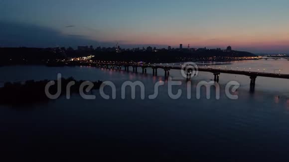 空中镜头晚上飞越基辅桥视频的预览图