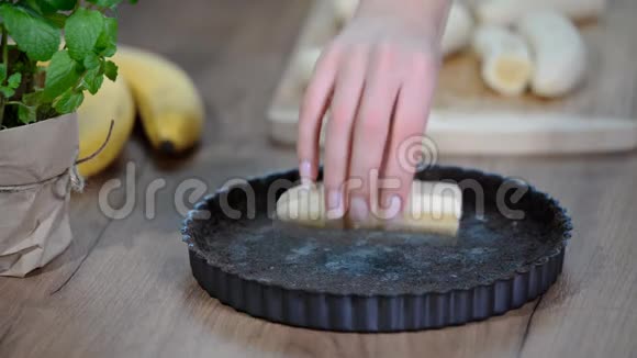 厨房里的女人在做香蕉蛋糕视频的预览图