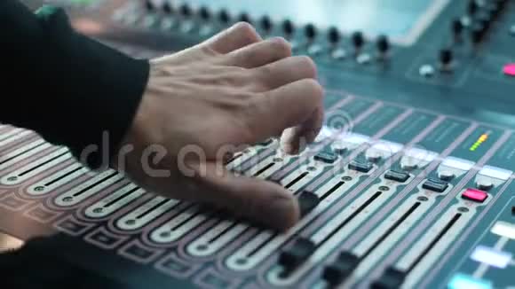 录音室音频控制台和旋钮录音制作人记录音乐家视频的预览图