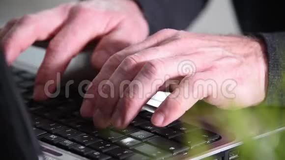 男人用手在键盘上打字特写视频的预览图