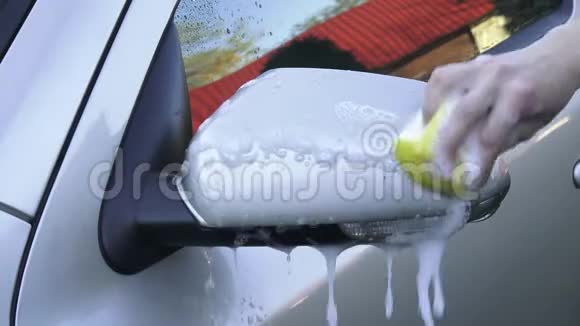 一只女性手清洁后视镜视频的预览图