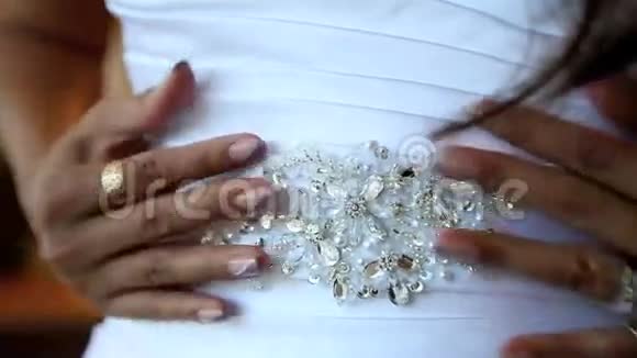 新娘修裙子视频的预览图
