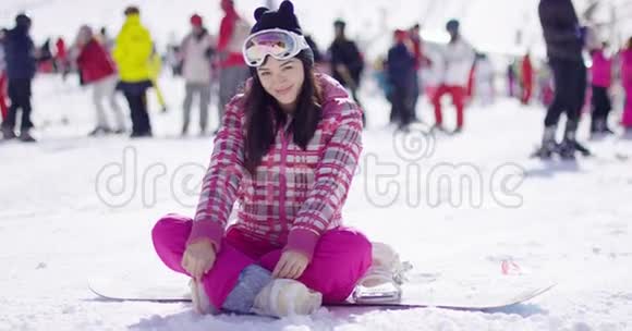 滑雪度假的无忧无虑的年轻女子视频的预览图
