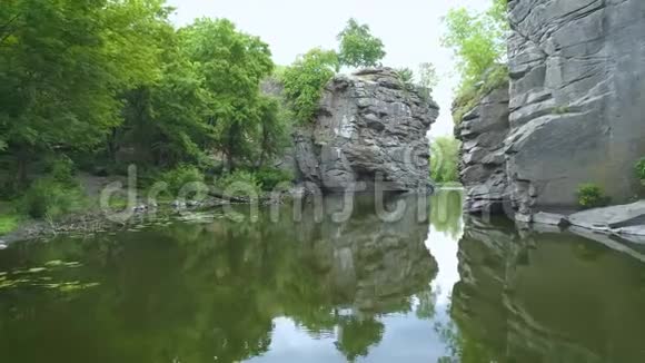 4凯阿里尔的录像在峡谷的水面上低飞视频的预览图