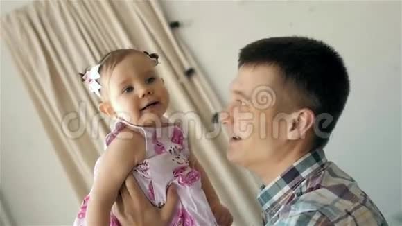 一个小女孩在她爸爸手上的肖像可爱的孩子拥抱她的父亲视频的预览图