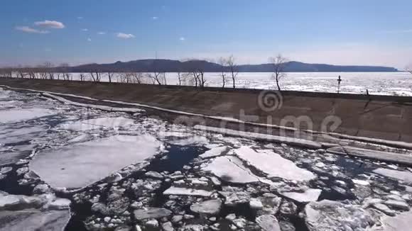 伏尔加河部分被冻结大块的冰块形成蓝白相间的拼凑视频的预览图