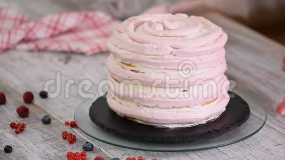 女性糕点厨师的手制作美味的海绵蛋糕层和一个鲜奶油使用旋转蛋糕架视频的预览图