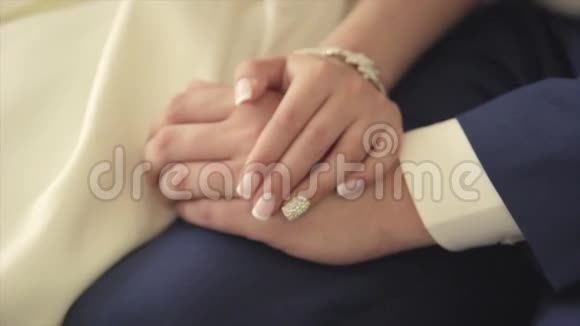 新娘手抚摸一束婚礼花束视频的预览图