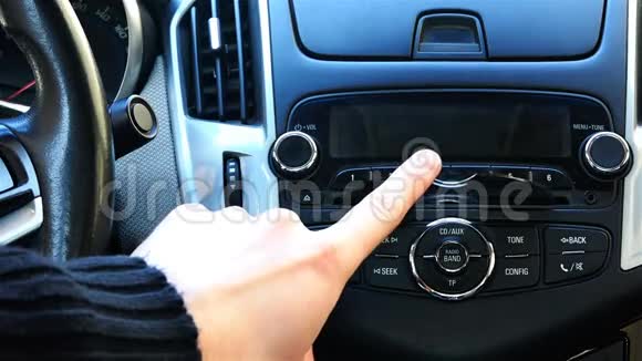 将激光CD加载到汽车立体声中听音乐视频的预览图