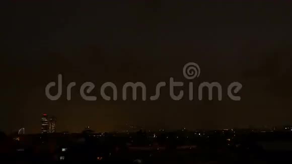城市上空的闪电风暴视频的预览图