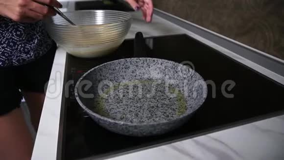 女性手在煎锅里倒入煎饼自制食物慢镜头视频的预览图