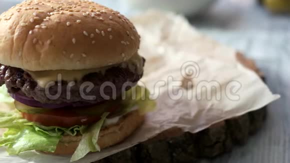 牛肉汉堡加芝麻籽视频的预览图
