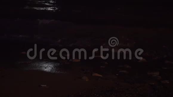月光下的水波和夜滩视频的预览图