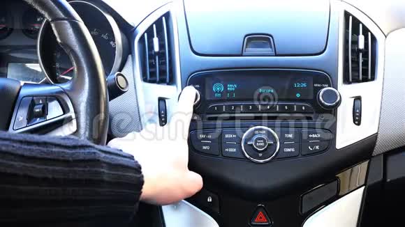 人的手按动汽车手动控制的按钮视频的预览图