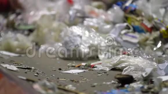 垃圾工人通过可回收物除草视频的预览图