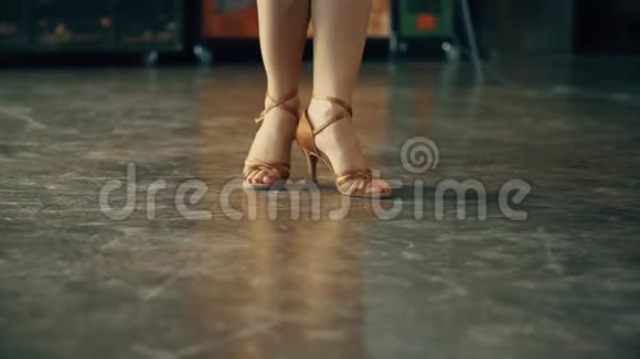一个男人和一个女人的腿的特写在房间里跳一对舞厅舞探戈的舞步视频的预览图