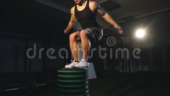 一个人在健身房做跳盒子的运动视频的预览图