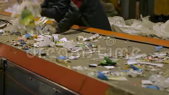 垃圾工人通过可回收物除草视频的预览图